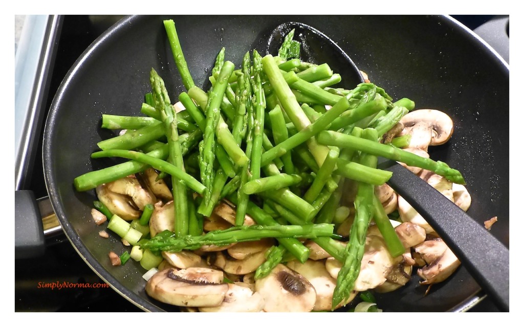 Add blanched asparagus to the skilelt